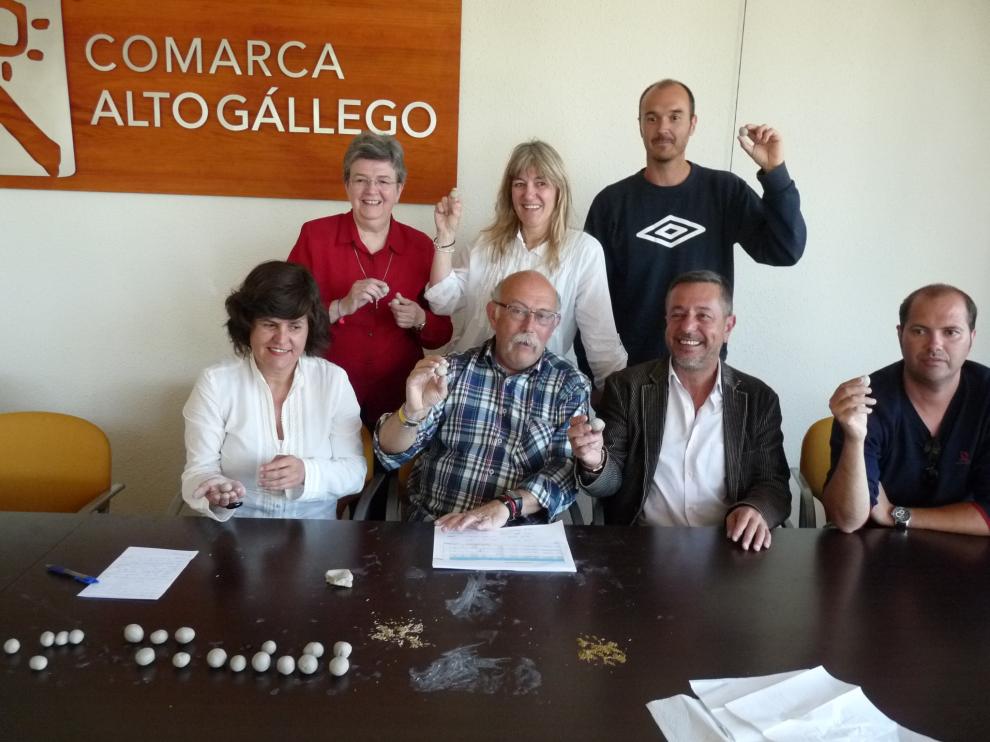 Los responsables de la iniciativa mostraron este miércoles las bolitas de arcilla llenas de semillas.