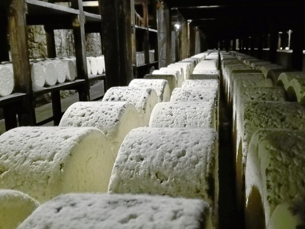 Los quesos se guardan en cuevas abiertas en la roca con unas condiciones especiales de temperatura y humedad.