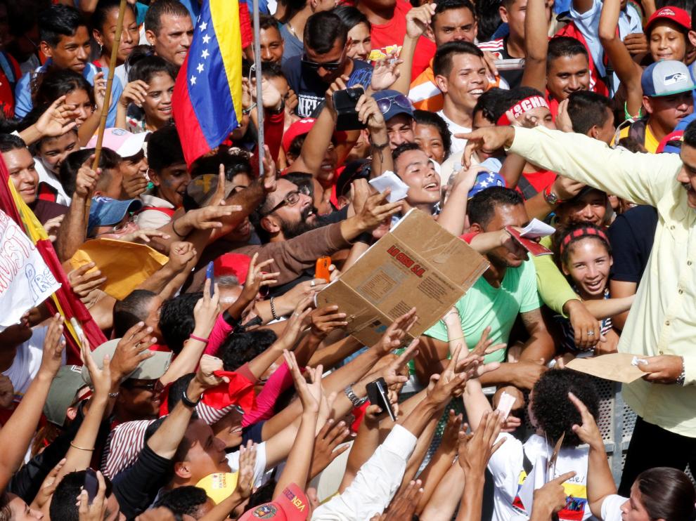 Nicolás Maduro recibe el apoyo de centenares de personas en una marcha en Caracas.