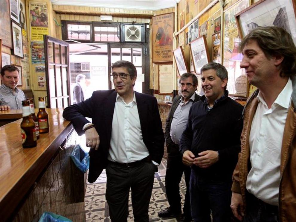 El presidente del Congreso, Patxi López (i) acompañado del alcalde de Soria, Carlos Martínez (d) y el concejal de Urbanismo, Javier Antón (2d), conversa en el bar Lázaro en su visita a Soria.