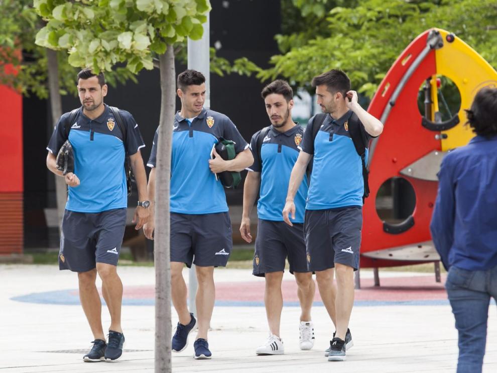 Dorca, Jaime, Isaac y Lanzarote, en los momentos previos a la salida del autocar del Real Zaragoza rumbo a Palamós.