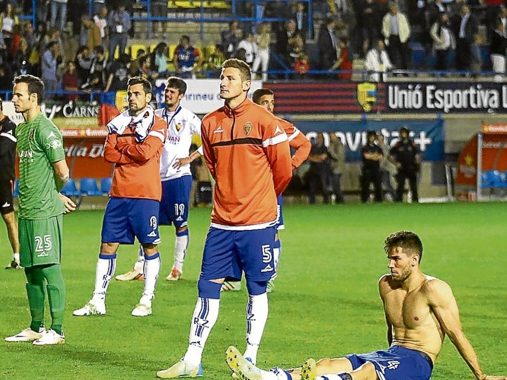 Manu Herrera, Dorca, Morán, Rubén, Pedro detrás y Cabrera, al final del partido de Palamós.
