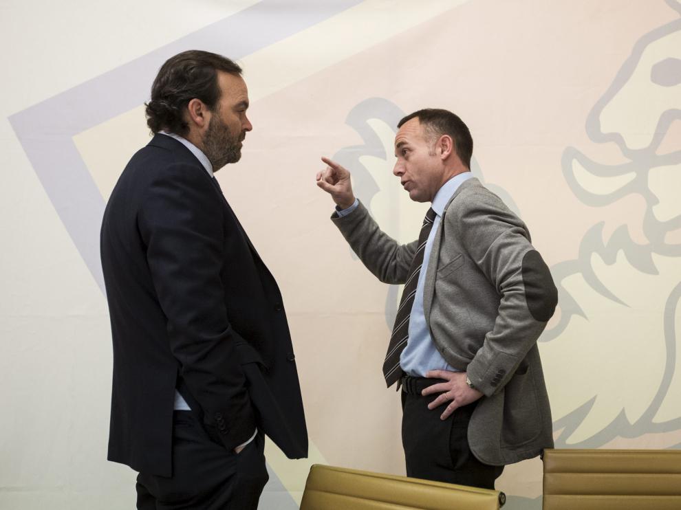 Christian Lapetra, presidente del Real Zaragoza, charla con Fernando Sainz de Varanda, vicepresidente.