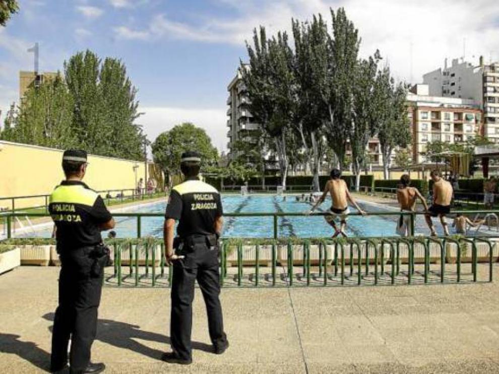 Dos policías locales en el Centro Municipal Gran Vía de Zaragoza