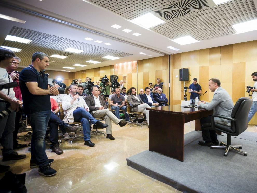 Lapetra responde a las preguntas de los periodistas en su comparecencia pública de ayer en el club.