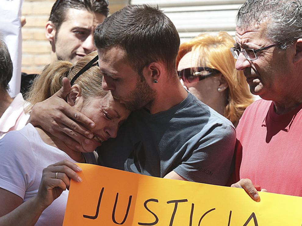 Alejandro Fernández consolando a su madre.