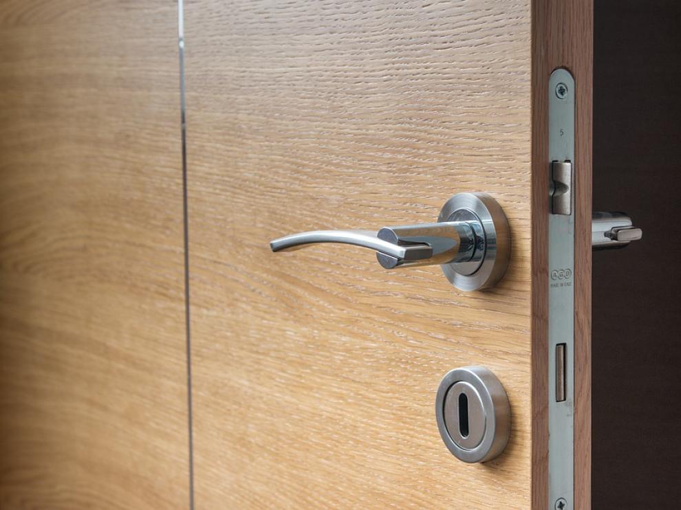 Cerrar siempre la puerta con llave, una de las acciones más importantes para evitar robos.