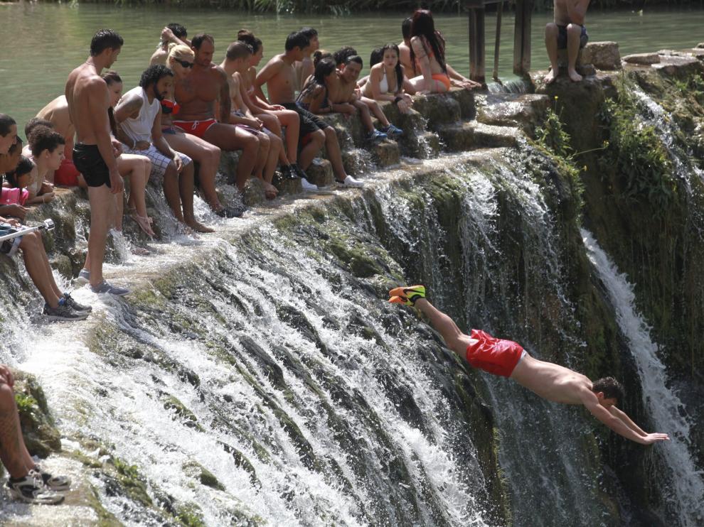 Uno de los atractivos de esta zona de baño es el salto de 8 metros de altura.