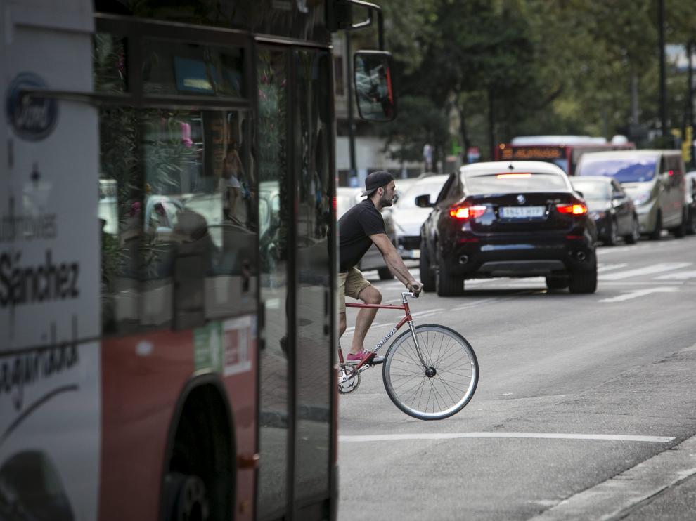 Cinco vídeos para promover la seguridad vial en los desplazamientos urbanos en bicicleta.