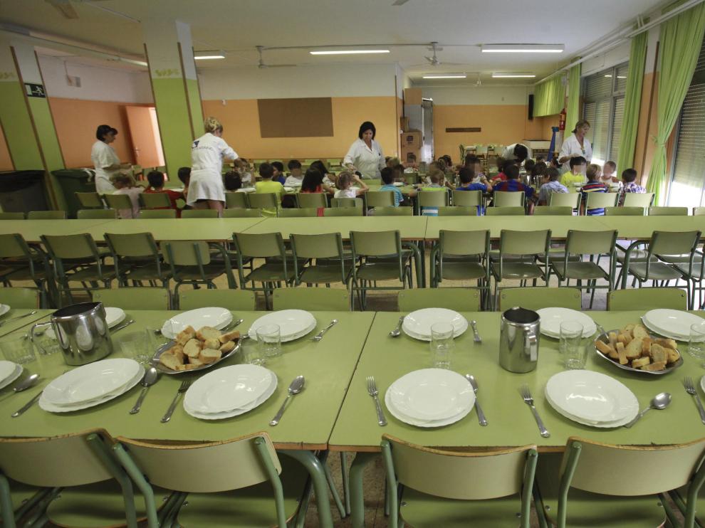 Los niños becados han comido durante el curso, pero los colegios han adelantado el dinero.