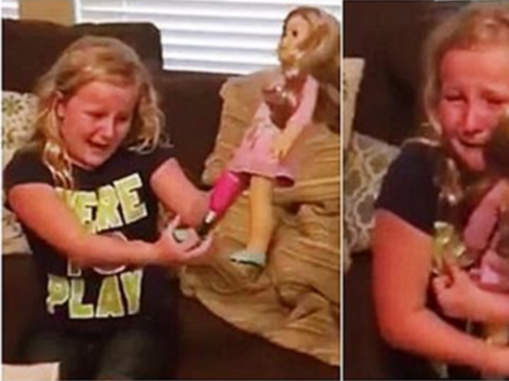 Una niña recibe una muñeca con una pierna biónica igual a la suya.