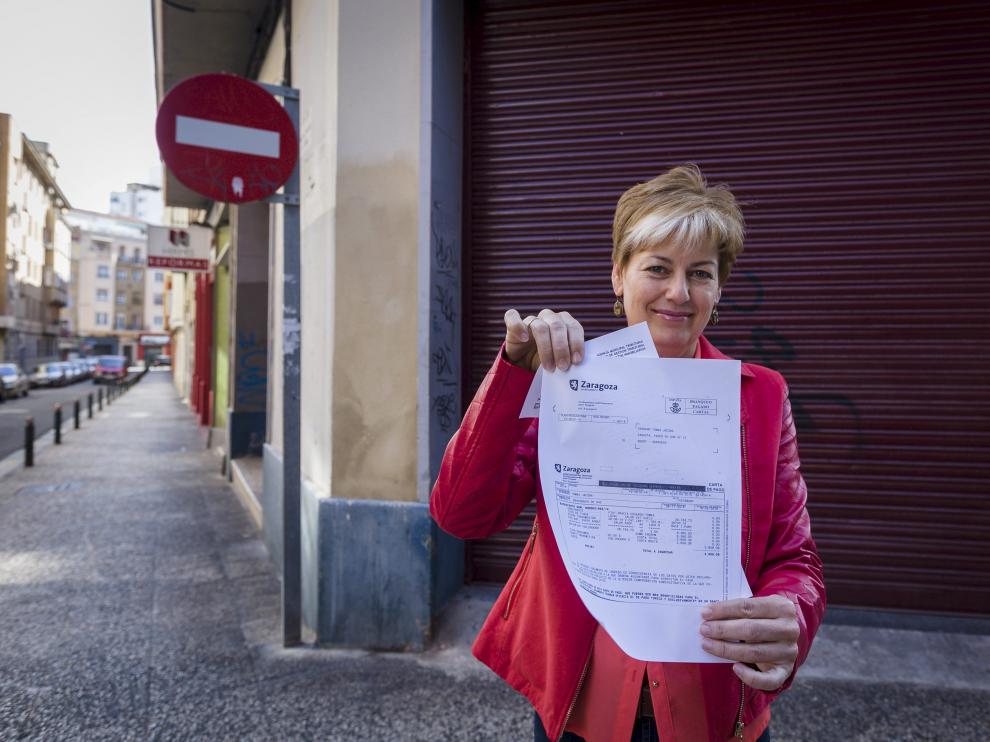 Jacoba Serrano, con el recibo de los 2.808 euros que le ha devuelto el Ayuntamiento.