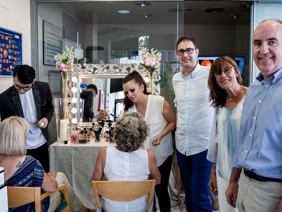 De izquierda a derecha, Fernando Catalán, Silvia de la Llana y Ángel Yanguas, junto a los estilistas que animaron la velada.