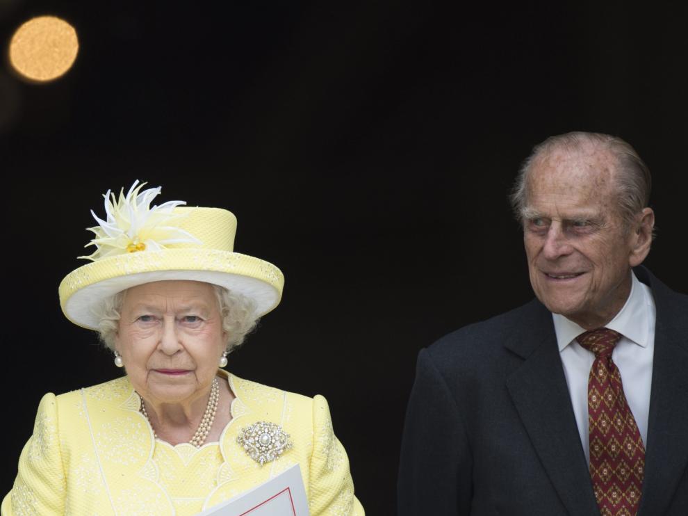 Imagen de archivo de la reina Isabel II y el duque de Edimburgo.