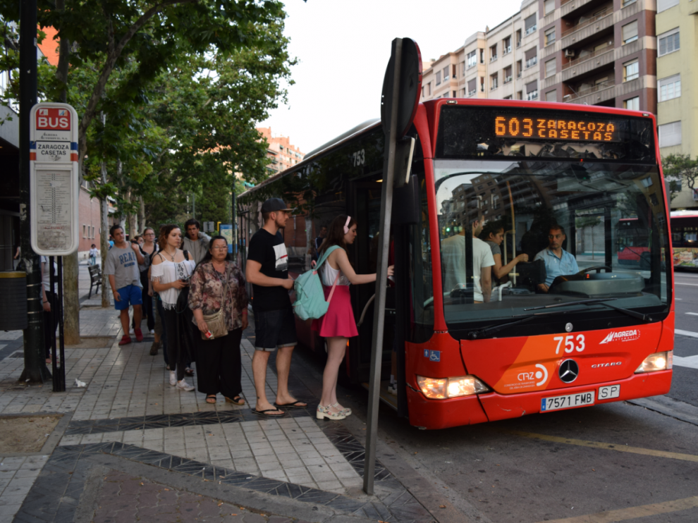 El autobús que une Zaragoza y Casetas, en la parada del paseo María Agustín