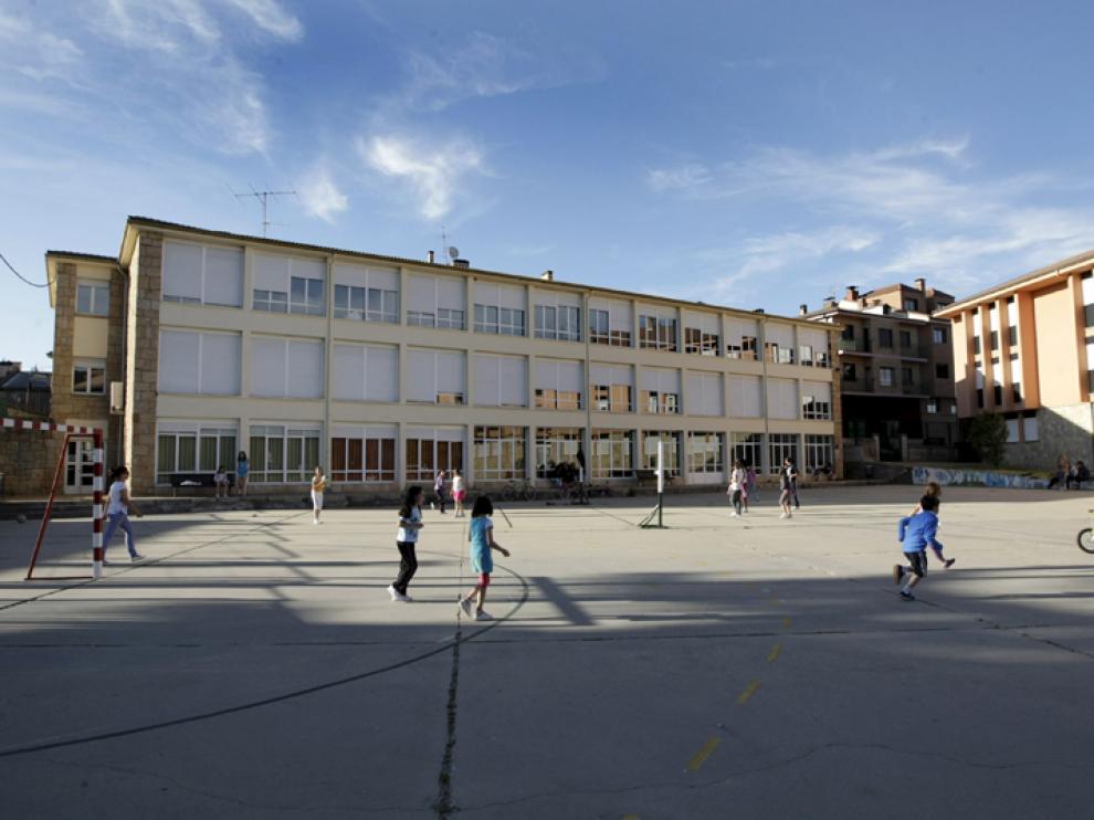 Fotografía de archivo del colegio de Navaleno
