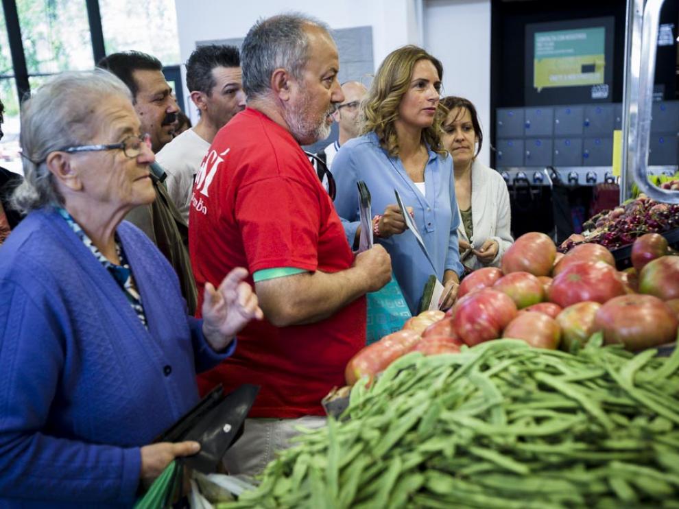 Los socialistas visitan en el mercado de Valdespartera