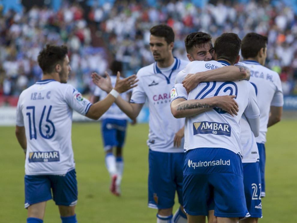 Celebración de un gol del Real Zaragoza ante el Oviedo.