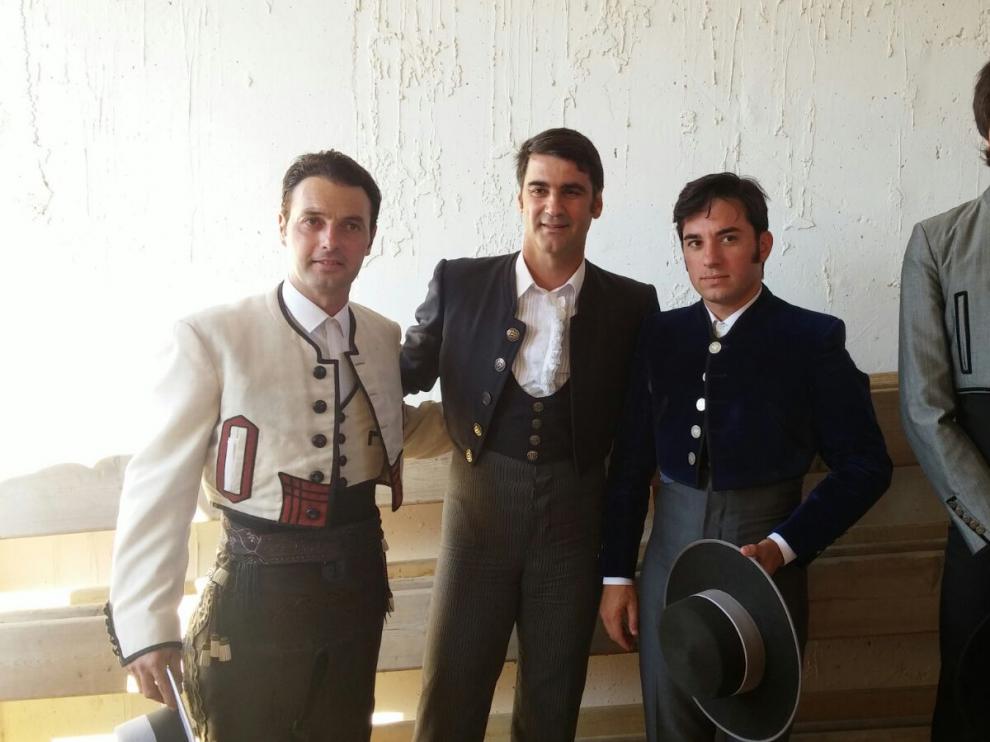 Los protagonistas de la jornada posan antes de salir al ruedo