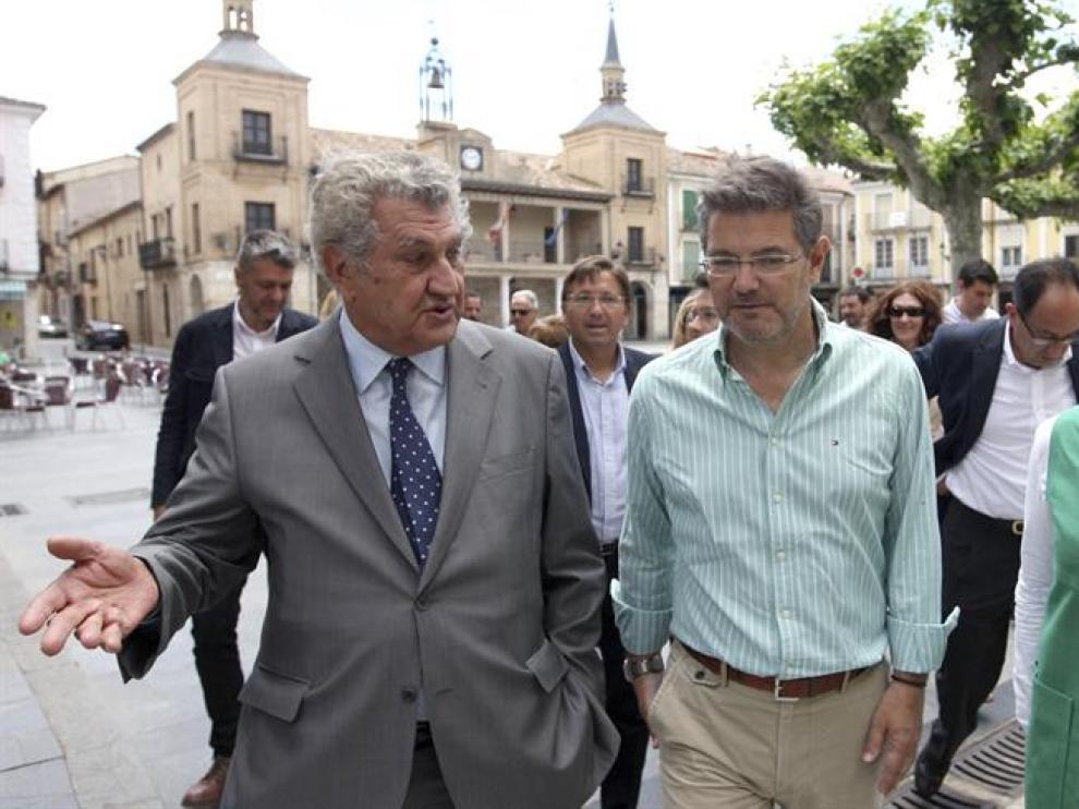 El ministro de Justicia en funciones, Rafael Catalá (c), acompañado por el expresidente del Congreso Jesús Posada (i), y la presidenta del PP de Soria, Marimar Angulo (d), en El Burgo de Osma.