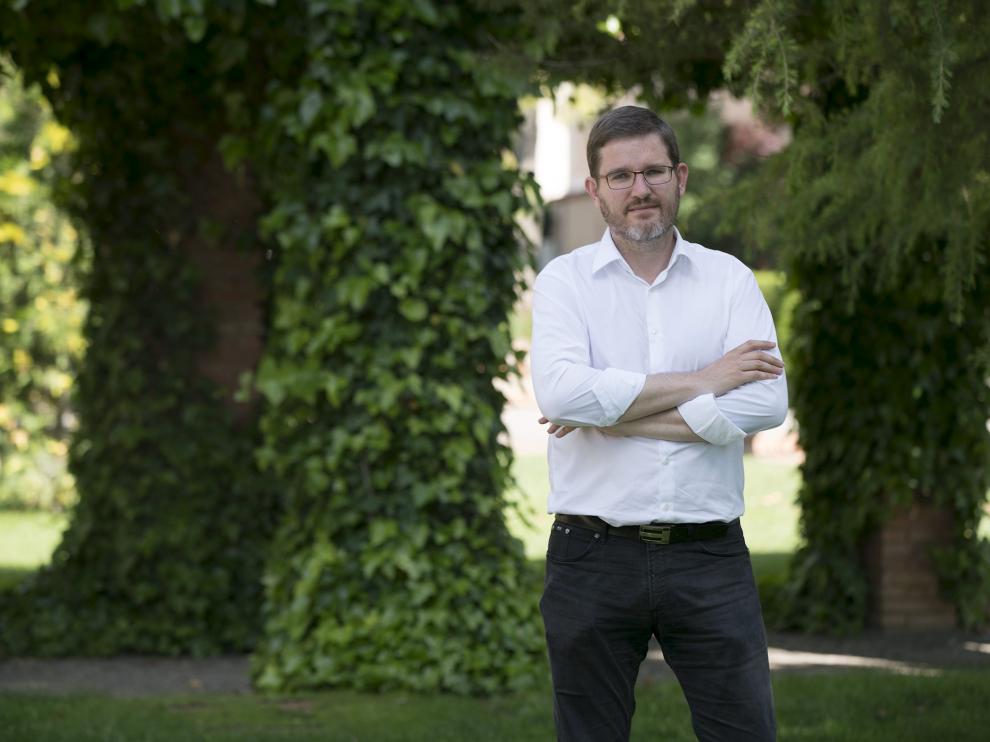 El cabeza de lista del PSOE al Congreso por Teruel, Ignacio Urquizu, en el parque de Fernando Hué de Teruel.