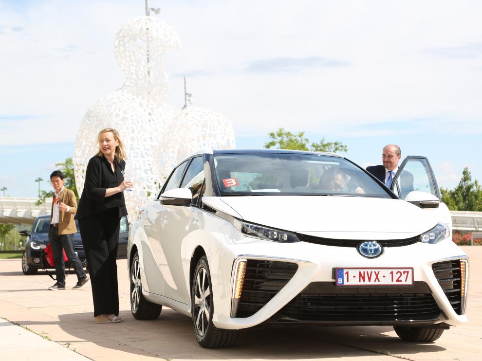 Un coche del fabricante de vehículos japonés estacionado junto al Palacio de Congresos de Zaragoza, donde se celebra el XXI Congreso Mundial del Hidrógeno.