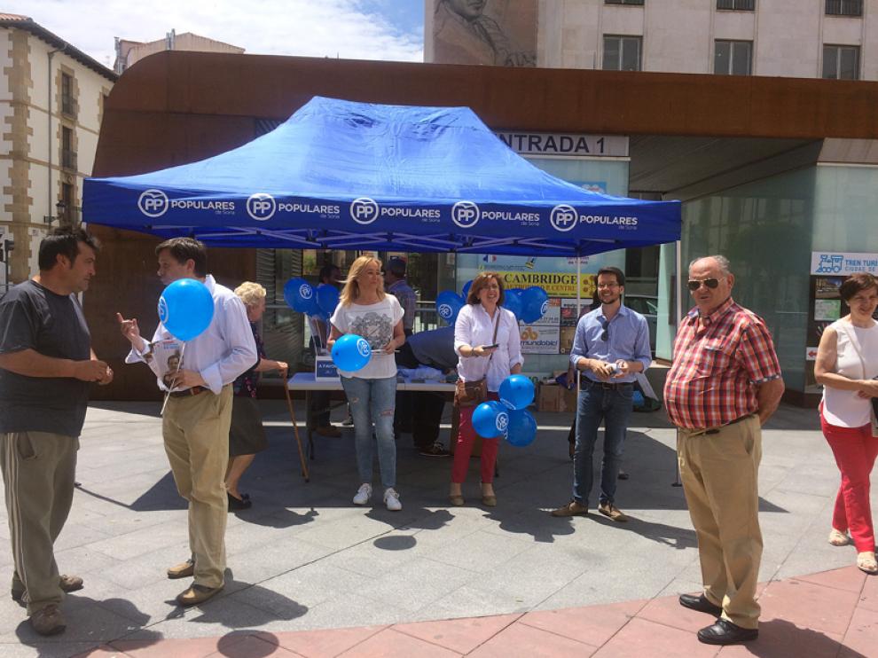 Los candidatos populares atendieron a los votantes en la mesa de Mariano Granados.
