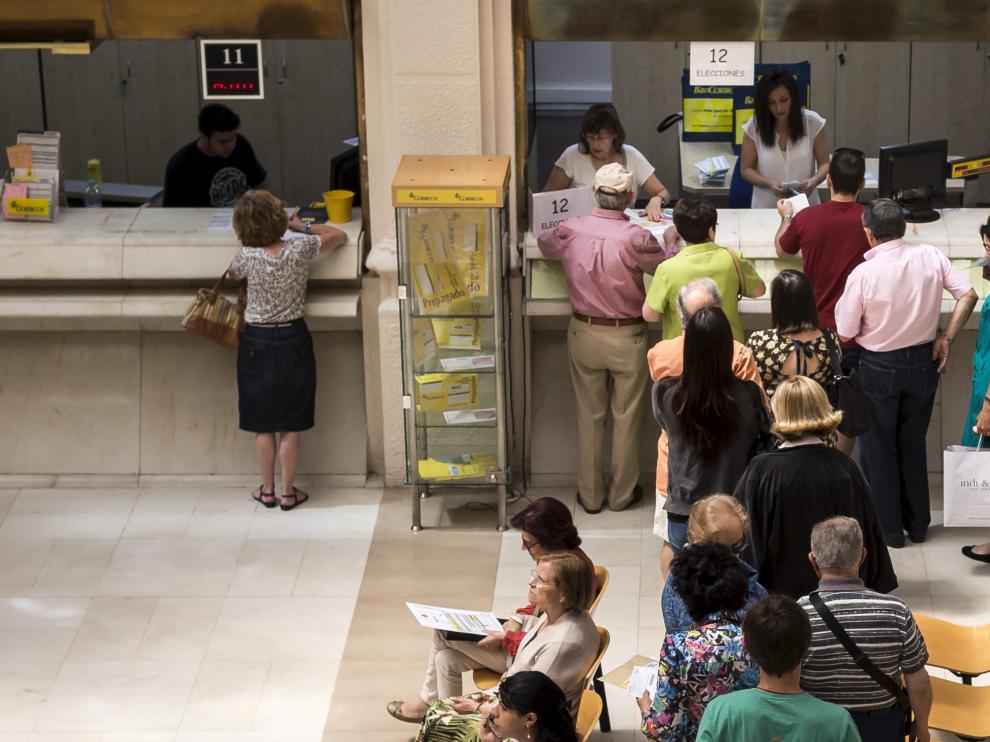 Colas en la oficina central de Correos para pedir el voto por correo.