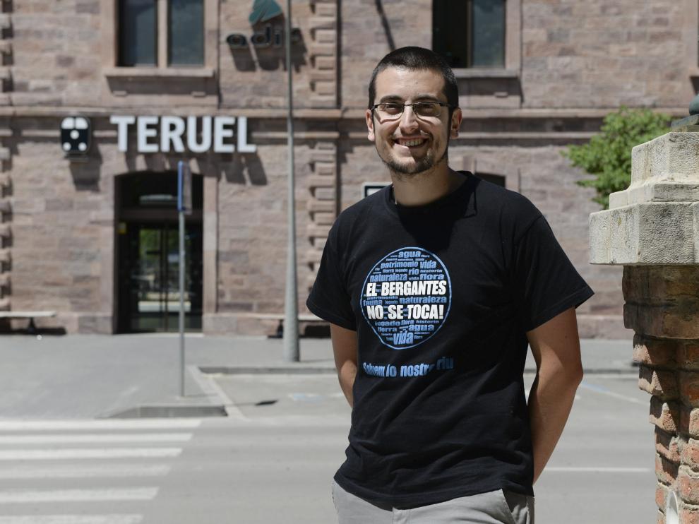 El cabeza de lista de Unidos Podemos por Teruel, Daniel Palomo, delante de la estación de tren de la capital turolense.