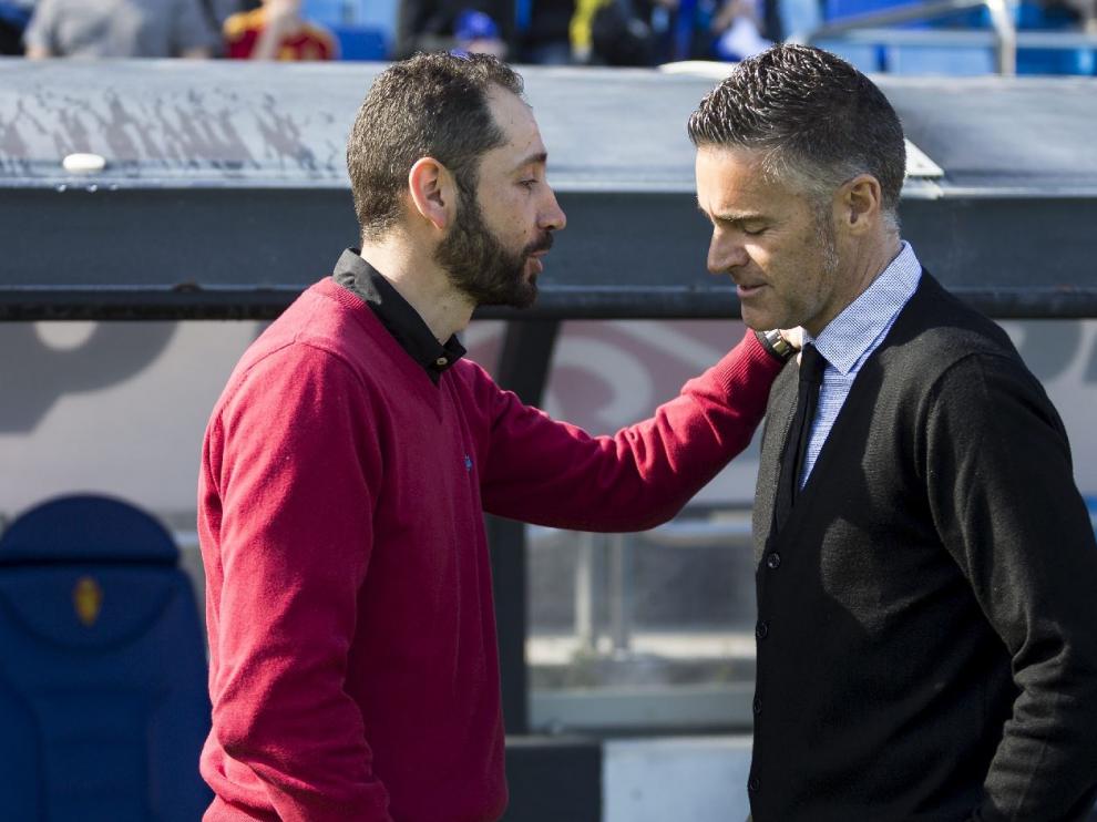 Pablo Machín saluda a Lluís Carreras en la última visita del Girona al Real Zaragoza en La Romareda, en la que los gerundenses se impusieron 0-3, repitiendo en marcador de la promoción del año pasado.