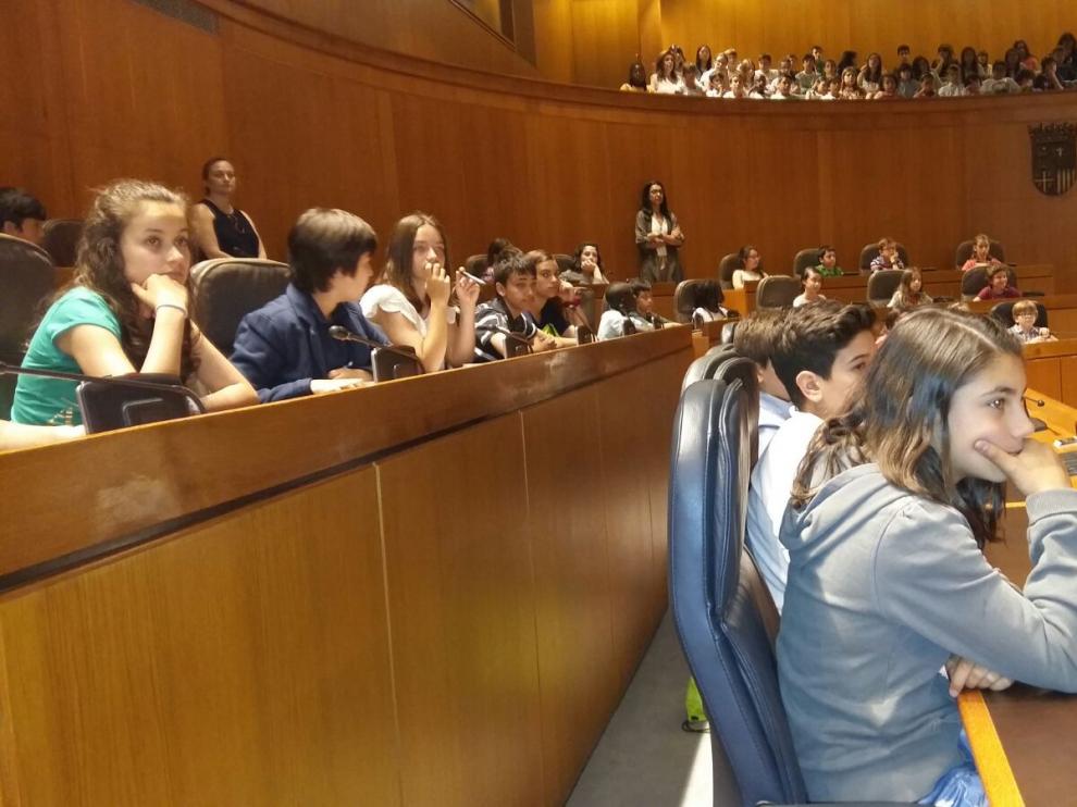 Alumnos de Primaria y Secundaria participan en el Pleno Infantil en la Aljafería