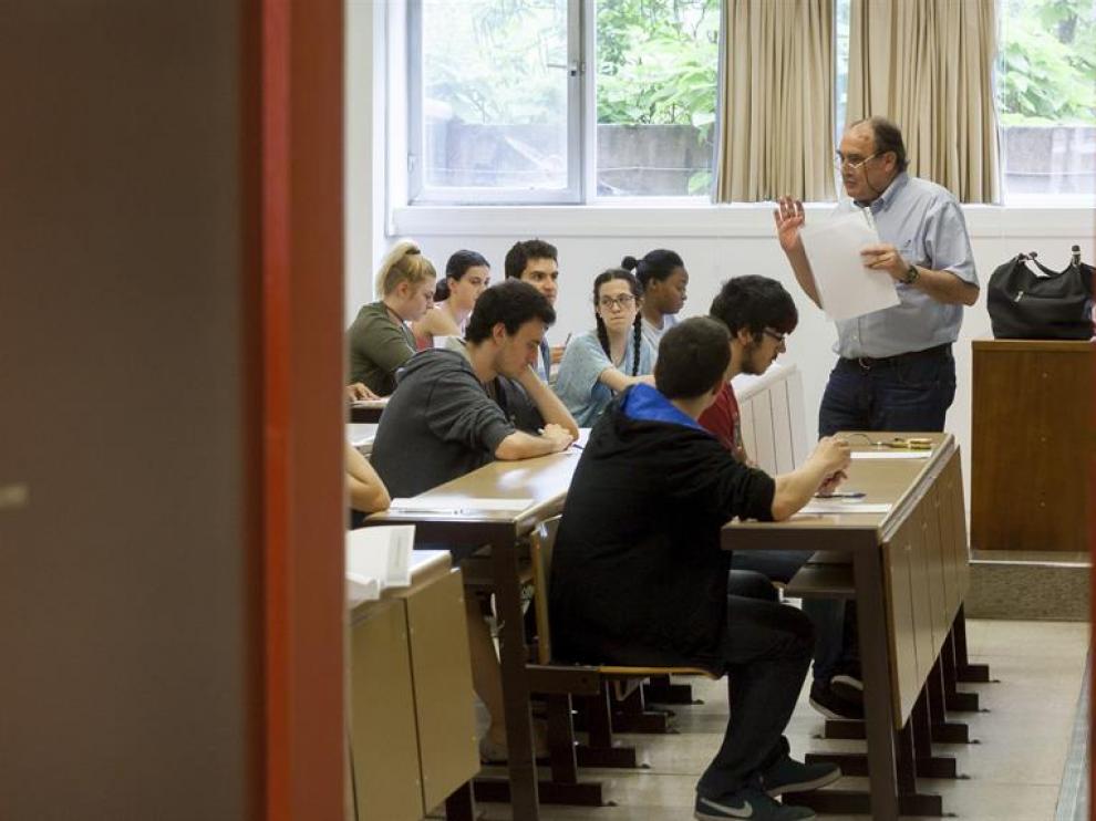 Algunos de los cerca de 10.000 alumnos de Bachillerato y ciclos formativos de Castilla y León que han iniciado hoy las últimas pruebas de Selectividad