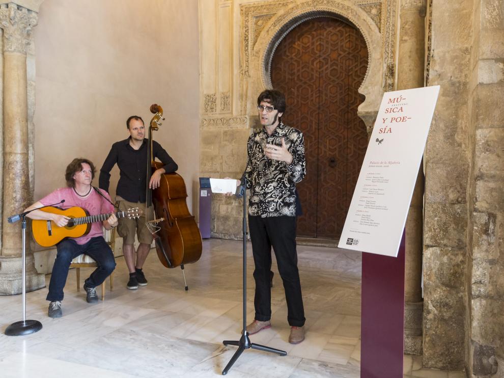 El poeta David Mayor junto a los músicos Capitán Mundo (guitarra) y Javier Callén (contrabajo), en la presentación del festival este miércoles. Guillermo Mestre.