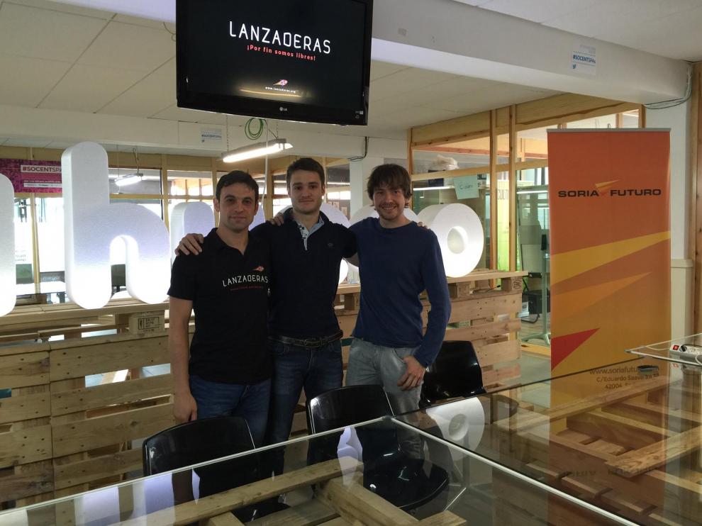 Los responsables de las tres empresas sociales que entrarán en Impulso. De izquierda a derecha, Jaime Díez (Lanzaderas); Alejandro Moreno (Convey) y Javier San Juan (Aitronics)