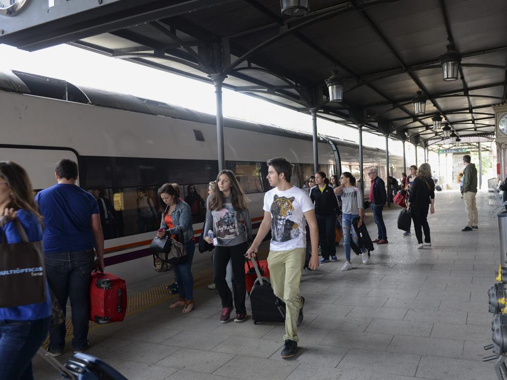 Llegada, ayer, a la estación de Teruel de un tren de Valencia con destino a Zaragoza.