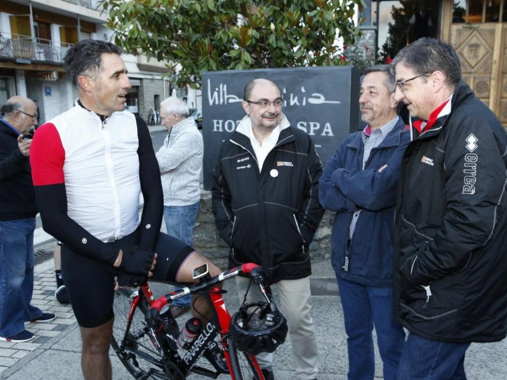 Lambán, junto a Miguel Indurain en la Quebrantahuesos