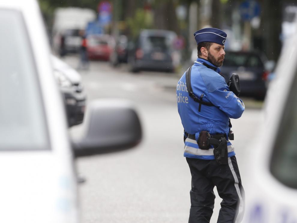 La policía bloquea el acceso a la Avenida de Caserne en Etterbeek durante la reconstrucción del atentado de Maelbeek en Bruselas