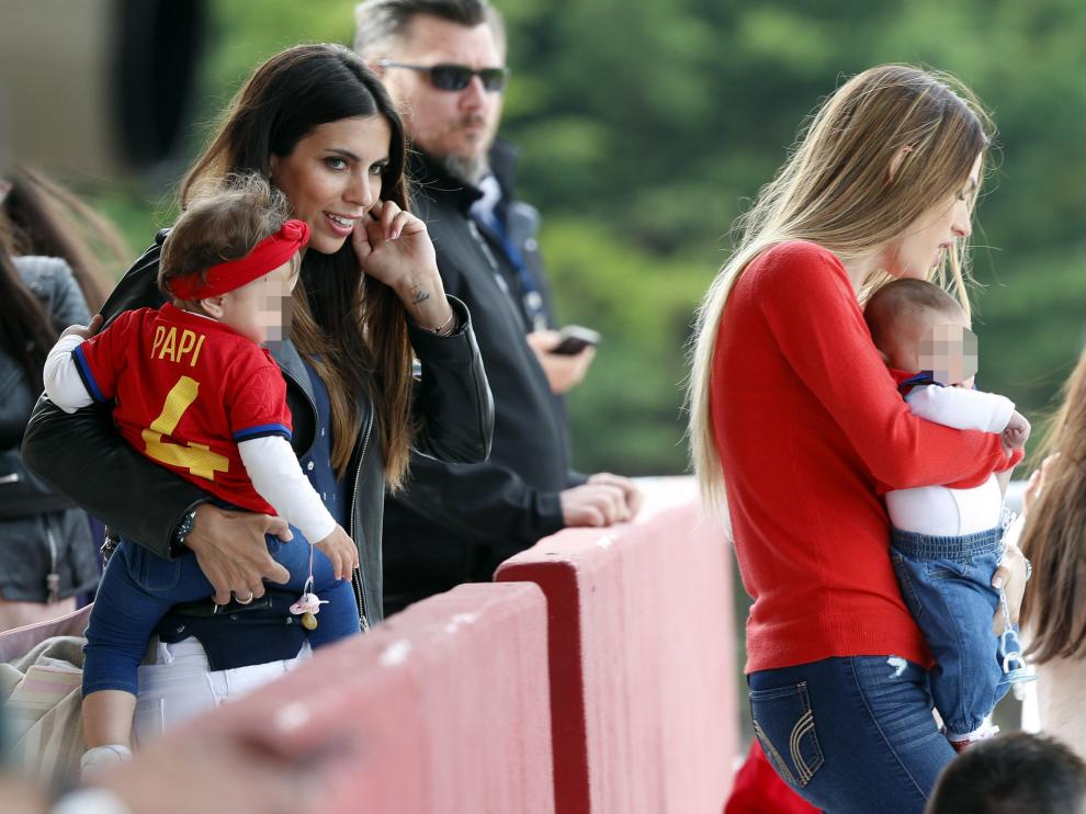 La selección española entrena y recibe la visita de sus familiar