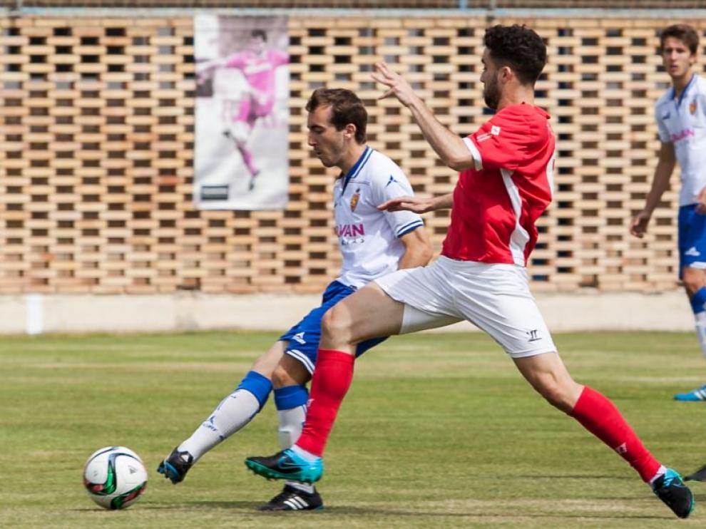Jamelli, centrocampista del filial zaragocista, remata a puerta en el anterior partido de la promoción de ascenso ante el Choco de Rendondela gallego.