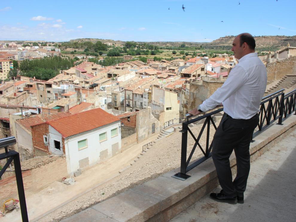 El alcalde, Juan Carlos Gracia, en la pasarela que unirá el barrio con el centro de la ciudad.
