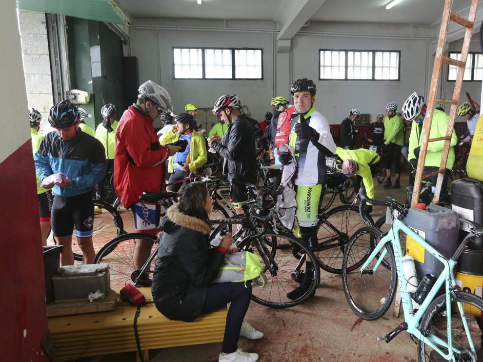 Los ciclistas se refugiaron en esta nave en lo alto de Somport esperando que escampara.