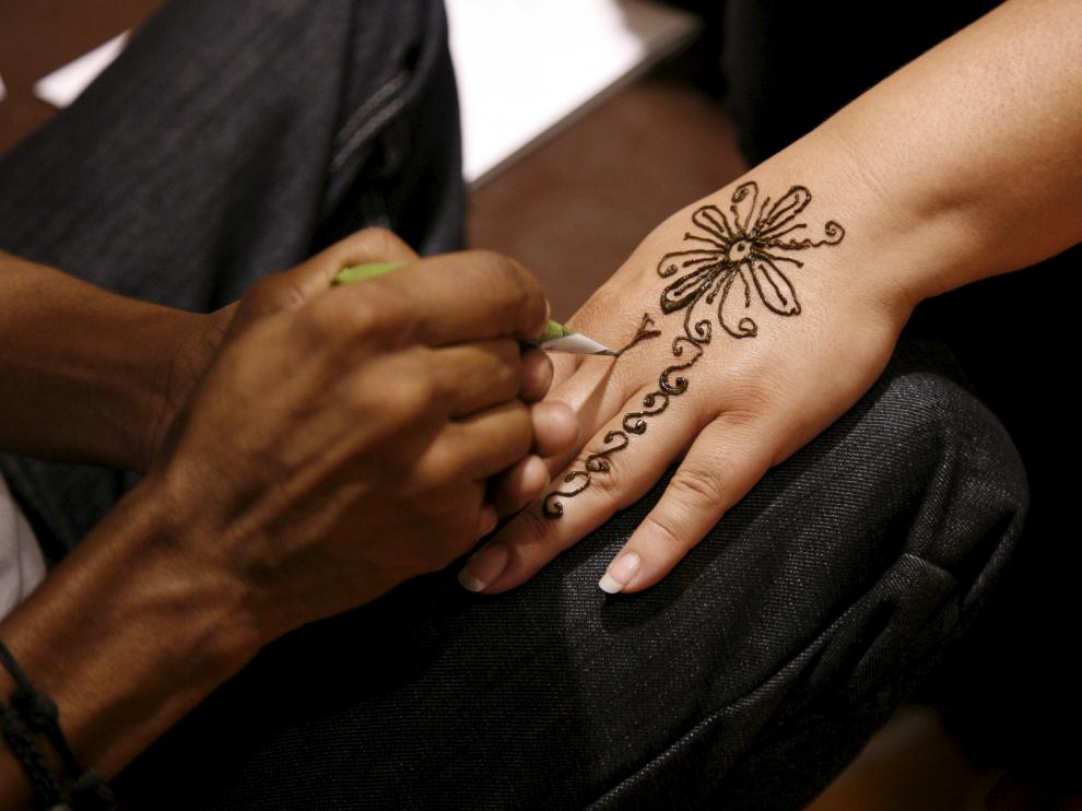 En los últimos años se utiliza la henna negra para hacerse tatuajes temporales.