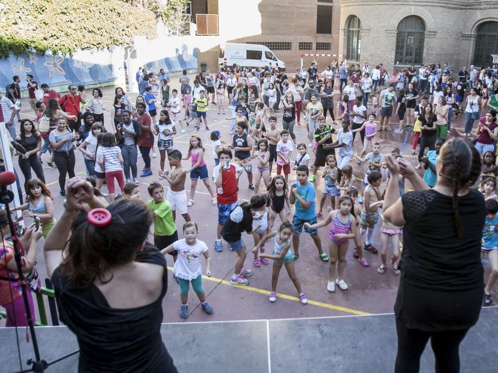 Fiesta de fin de curso en el colegio Gascón y Marín de Zaragoza, ayer por la tarde.