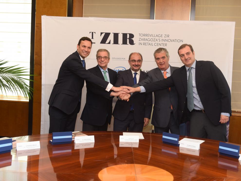 Momento de la firma del convenio de colaboración.