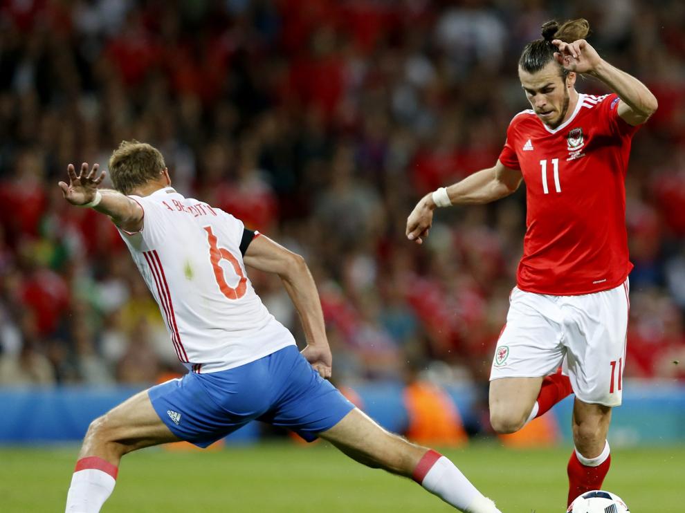 Gareth Bale durante una jugada de Gales contra Rusia en la Eurocopa.
