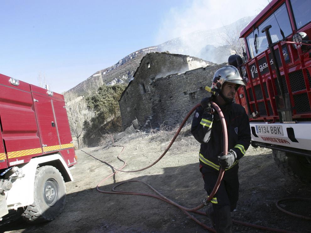 Los bomberos de Sobrarbe en un incendio forestal en el núcleo de Lacort.