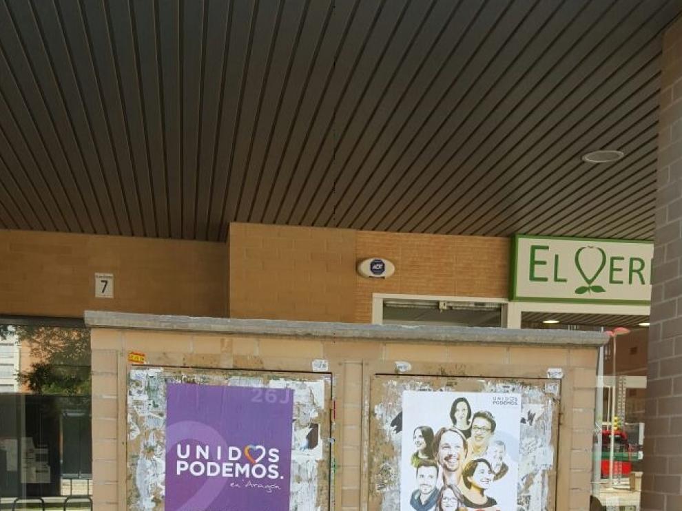 Carteles de Unidos Podemos colocados en el mobiliario urbano de Zaragoza