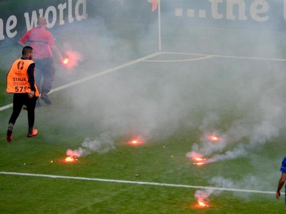 Ya obligaron a interrumpir durante algunos minutos el Croacia-República Checa.