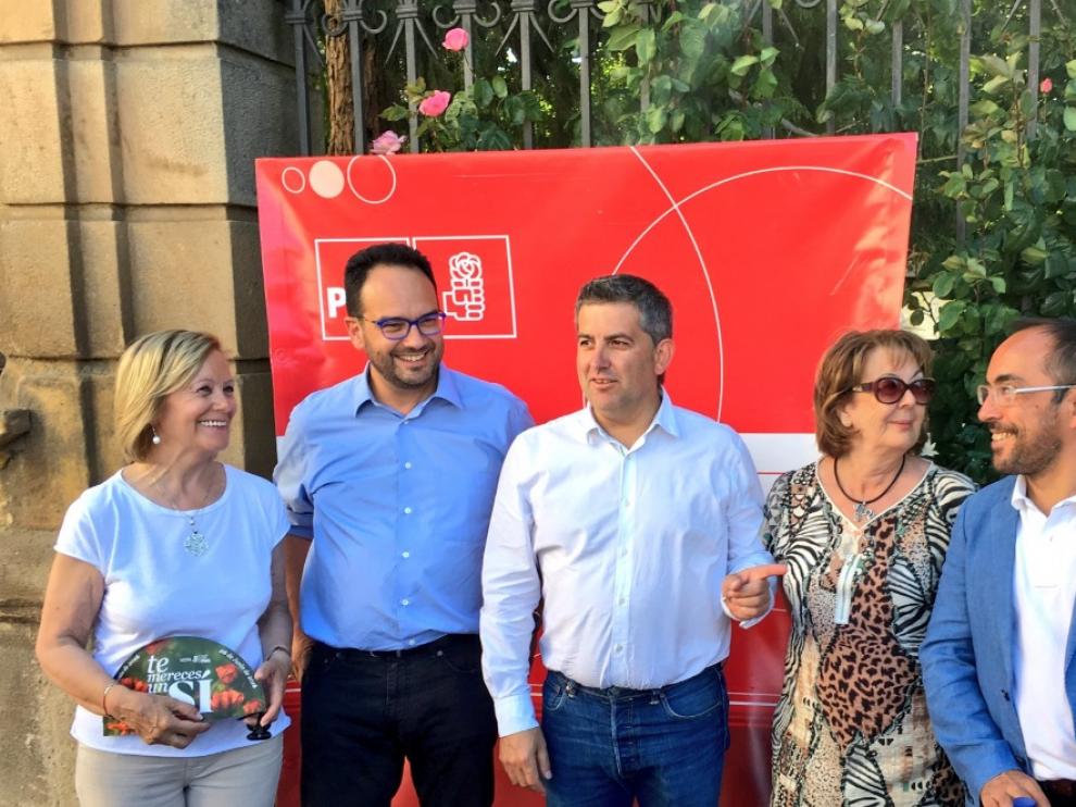 El portavoz del grupo parlamentario del PSOE, Antonio Hernando (2i), junto a los candidatos socialistas al Congreso y Senado y otros representantes.