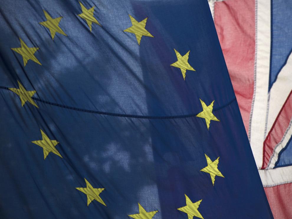 Una bandera británica y otra de la UE, en el día que el Reino Unido decide sobre el 'brexit'.